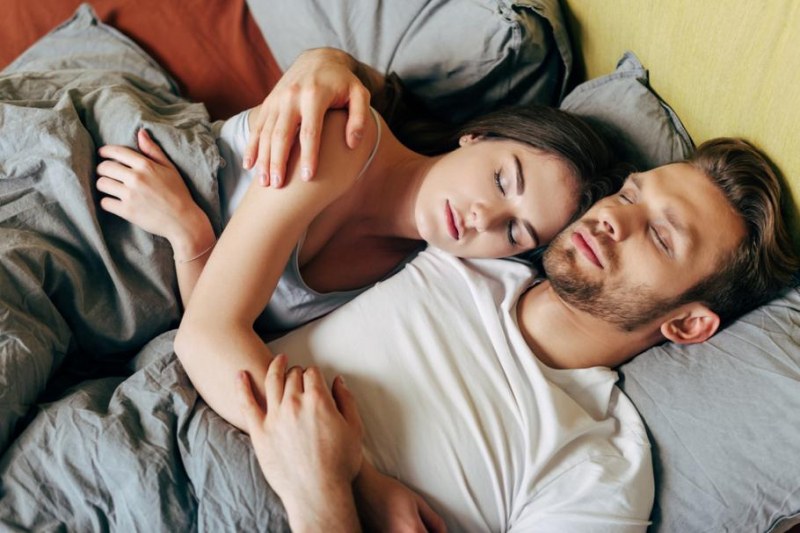 Каква е ползата двойките да си лягат по едно и също време вечер?