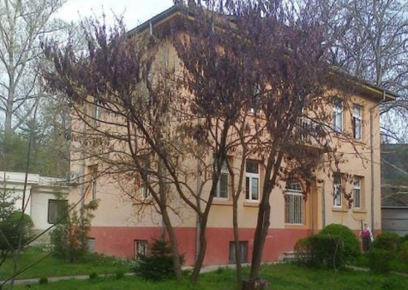 Лекари, настанени с коронавирус, лекували болни по същото време
