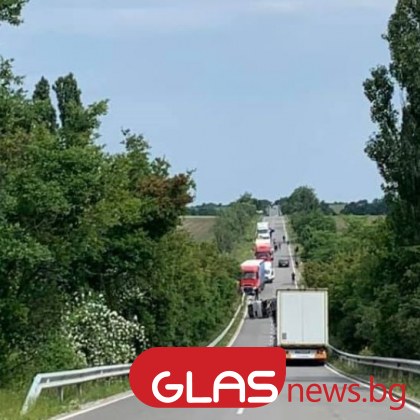 Бус, теглещ коли, катастрофира, разпиля возилата на пътя СНИМКА