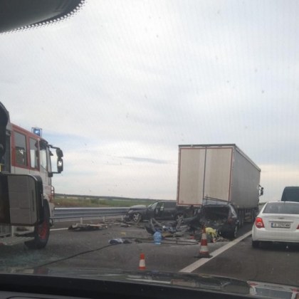 Катастрофа между тир и два леки автомобила на 
