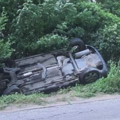 Кола се обърна и затисна шофьора, мъжът издъхна