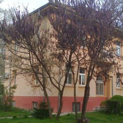 Лекари, настанени с коронавирус, лекували болни по същото време