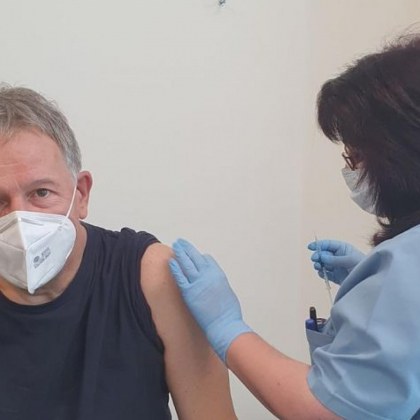 Здравният министър се ваксинира