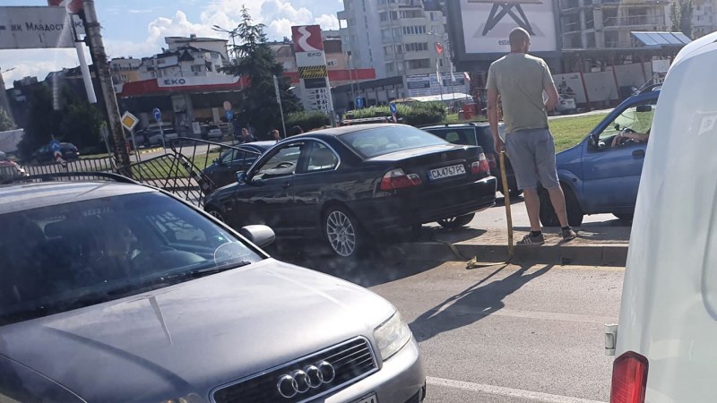 БМВ събра мантинелата на булевард в столицата