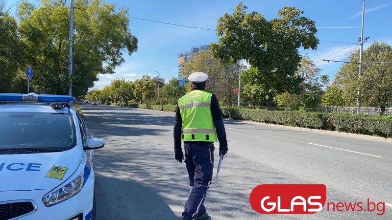 Шофьор не спря на стоп палка, замалко да блъсне полицай