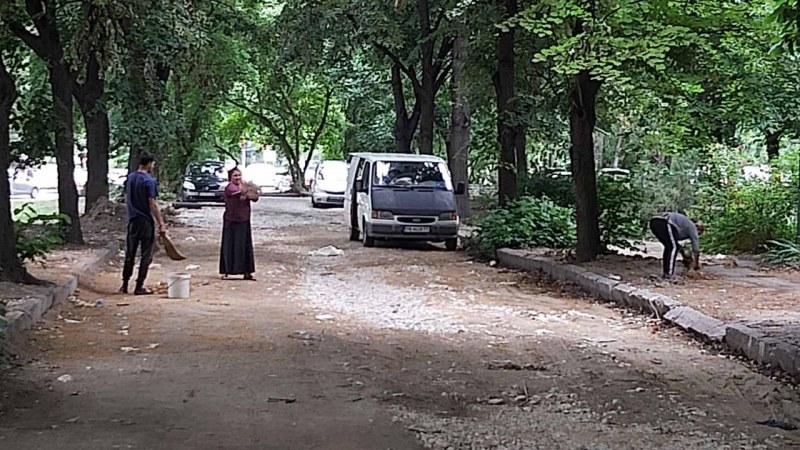 Роми плъзнаха из парковете на Пловдив, метат липов цвят от калта СНИМКИ