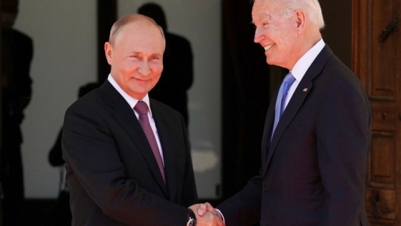 Джо Байдън и Владимир Путин си стиснаха ръцете преди срещата