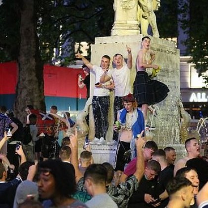 Преди Англия-Шотландия фенове лежат по земята, пиян се блъсна в мотор ВИДЕО