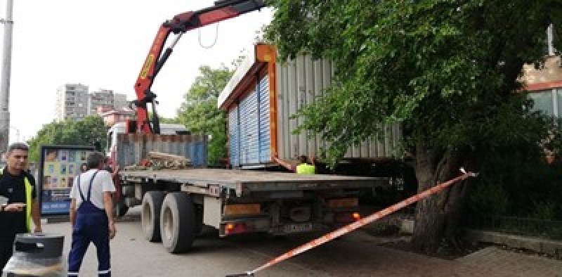 Премахнаха незаконните павилиони пред болница 