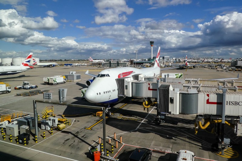 Самолет катастрофира на лондонско летище ВИДЕО+СНИМКА