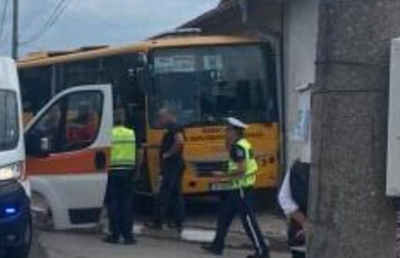 Училищен автобус се блъсна в стена, шофьорът е откаран в болница
