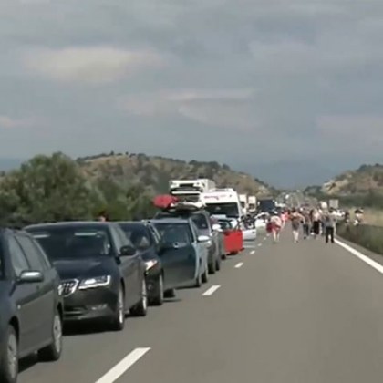 Отново опашки на Кулата, изви се дълга опашка