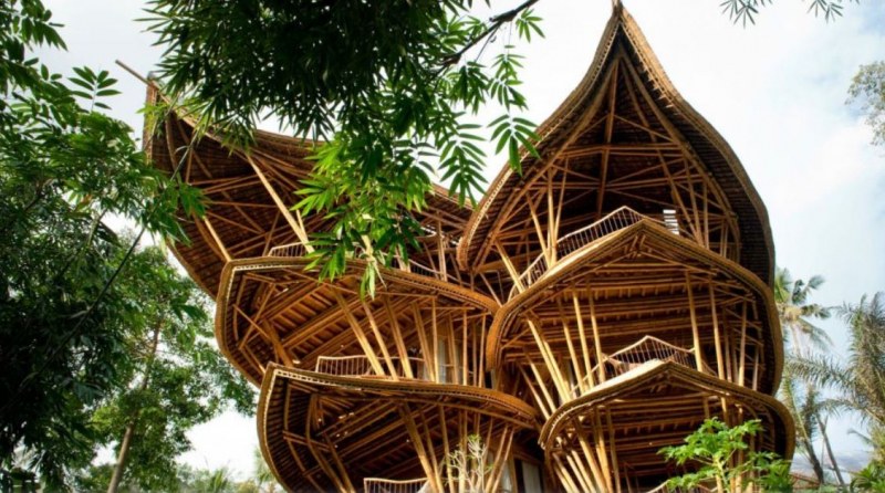 Вижте най-високата бамбукова сграда в Бали СНИМКИ