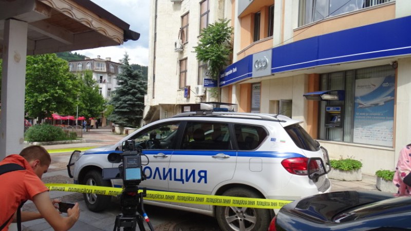 След банковия обир в Дупница – касиерката в шок от случилото се
