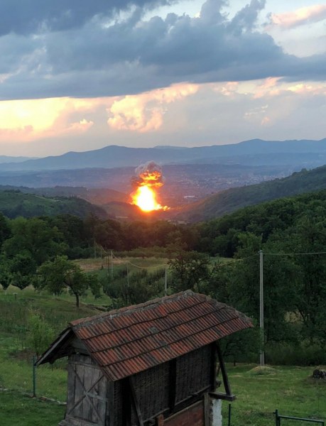 Нови мощни експлозии разтърсиха завод за боеприпаси в Сърбия СНИМКИ