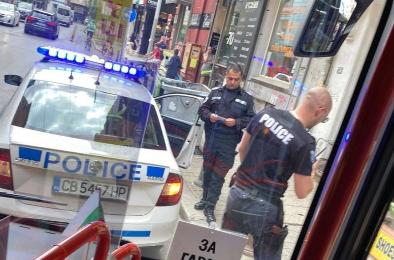 Намушкаха с нож мъж в софийски тролей! Полиция и задръстване на мястото