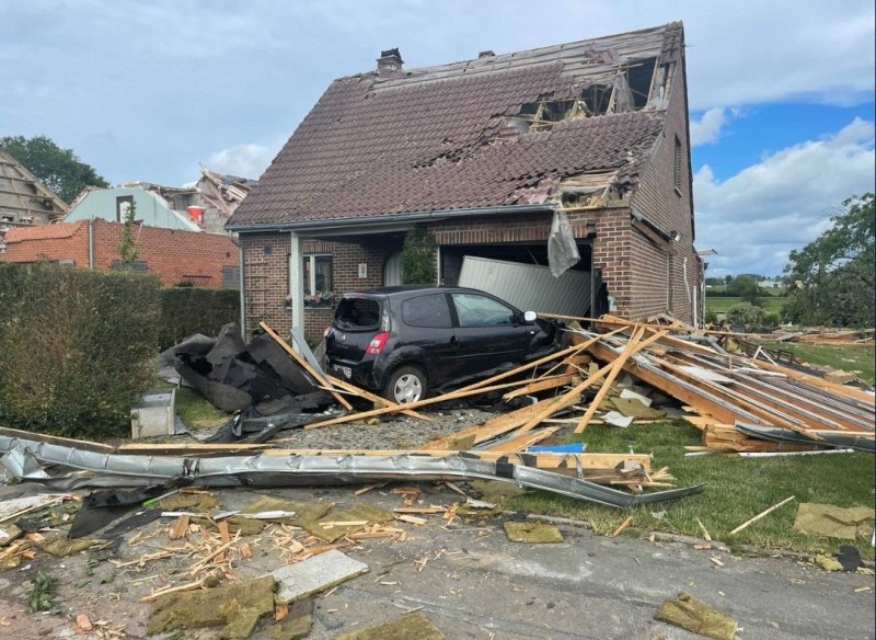 Торнадо помете десетки къщи в Белгия, има ранени!  СНИМКИ