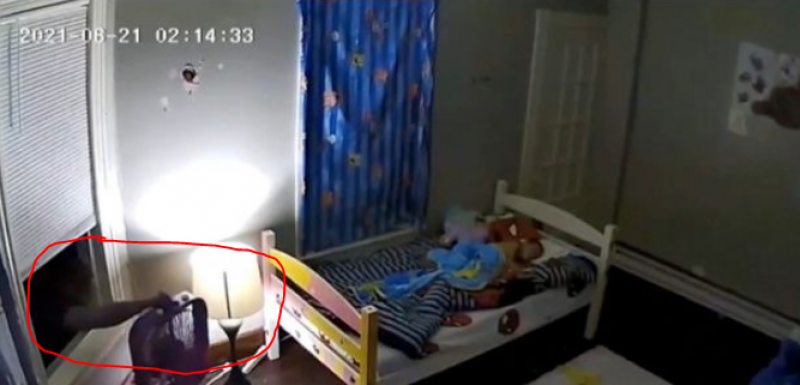 Крадец проникна в стая на спящи деца. И какво направи?
