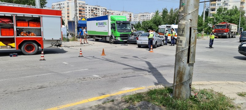 Две коли и камион се нацелиха в София, има тапа