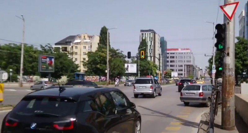 Светофар на оживено кръстовище излага на опасност велосипедисти