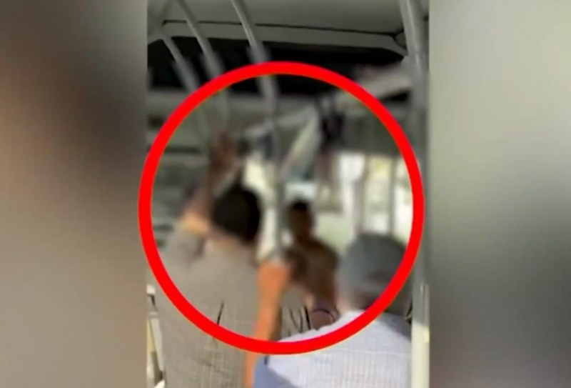 Агресия в пловдивски автобус: Пътник заля шофьора, блъска контрольорка ВИДЕО