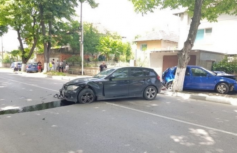 Шофьор на БМВ се блъсна в паркиран Голф СНИМКИ