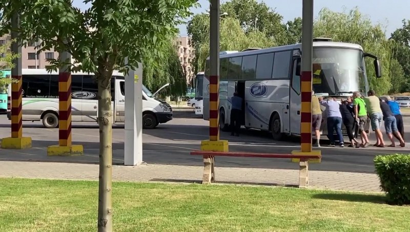 Неколцина здрави мъжаги бутаха закъсал автобус СНИМКИ+ВИДЕО