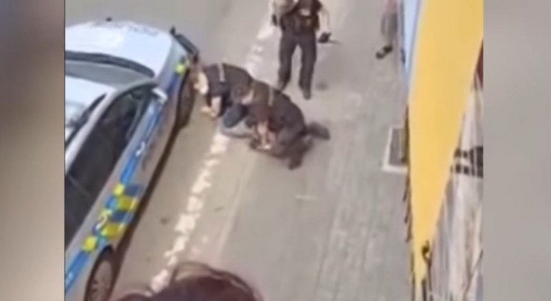 Ром почина – полицай затиска врата му 5 минути ВИДЕО (18+)