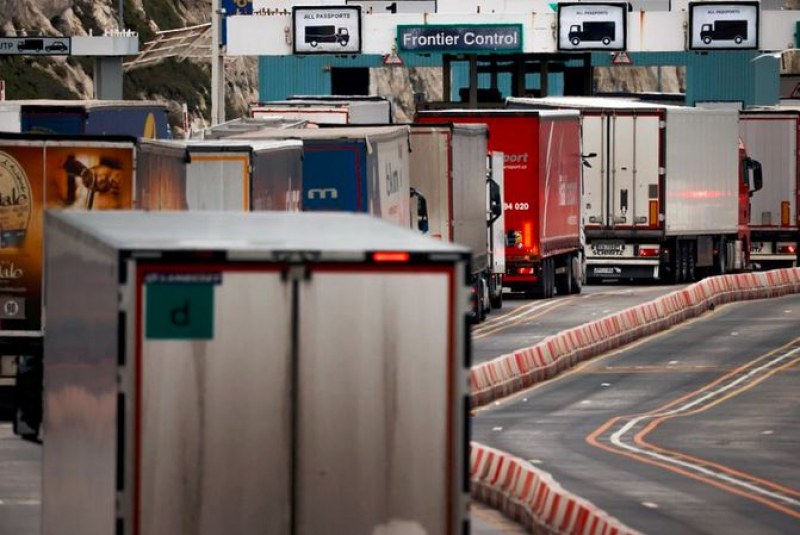 Криза във Великобритания заради недостиг на над 100 000 шофьори на камиони