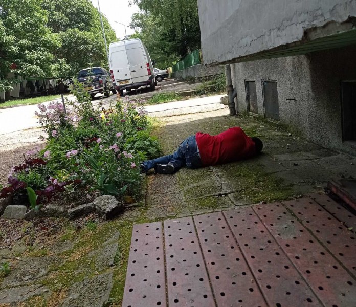 Лежащ на земята мъж стресна русенци