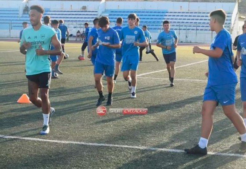 На футболна звезда му писна да почива на Миконос, тренира с местния отбор