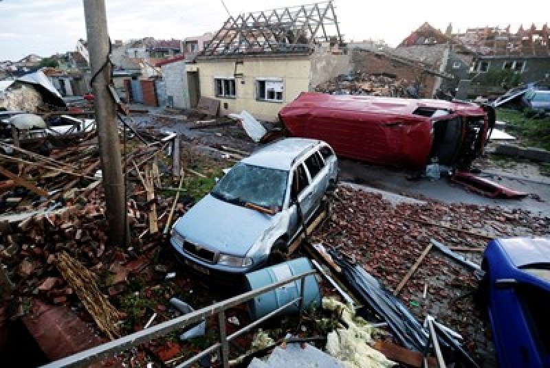 Дете на 2 години е сред жертвите на торнадото в Чехия
