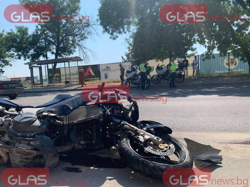 Моторист се заби в бус край Пловдив, откараха го в болница СНИМКИ
