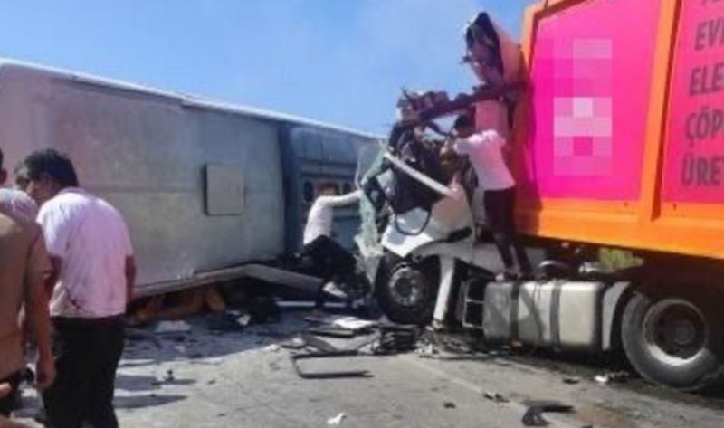 Тир и автобус се блъснаха в Турция, 16 души пострадаха СНИМКИ