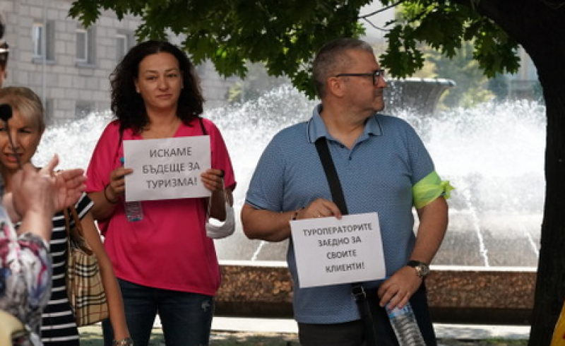 Туроператори искат оставката на министър Стела Балтова