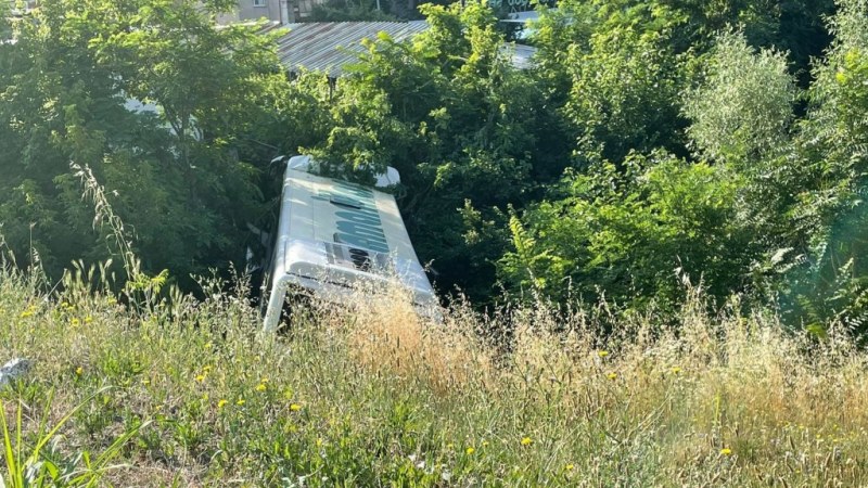 Автобус смаза мантинели, хлътна в дере на кръгово кръстовище в Стара Загора