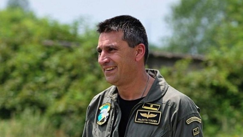 Наградиха и повишиха посмъртно загиналия пилот - майор Терзиев
