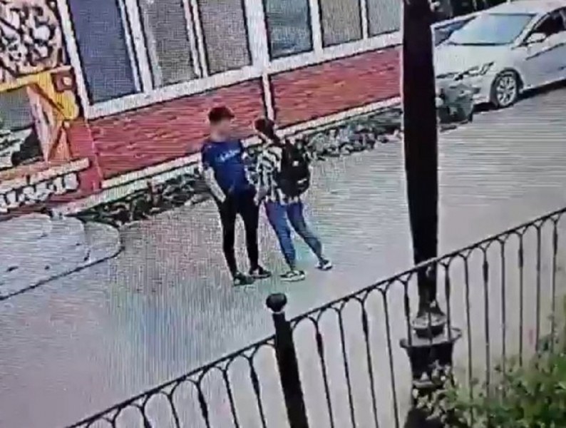 16-годишно момиче намушка с нож ученик на улицата ВИДЕО 18+