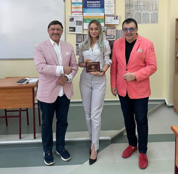 Студентка написа дипломна работа за Азис