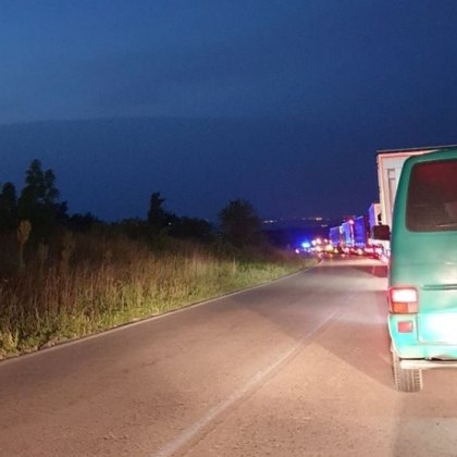 Заради изпреварване: Две коли и камион се блъснаха на Е-79