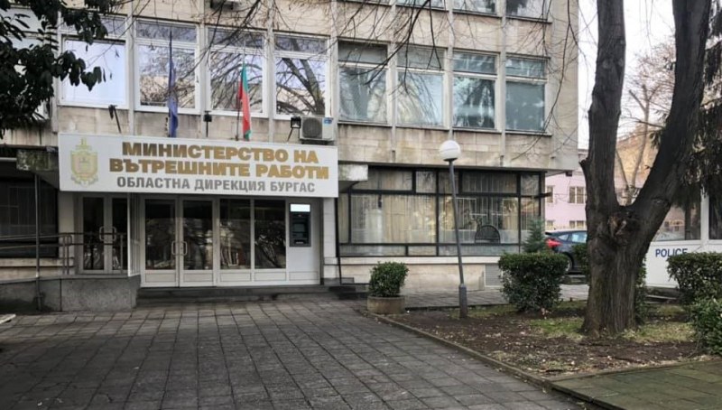 Бивш и настоящ служител на бургаската полиция с белезници