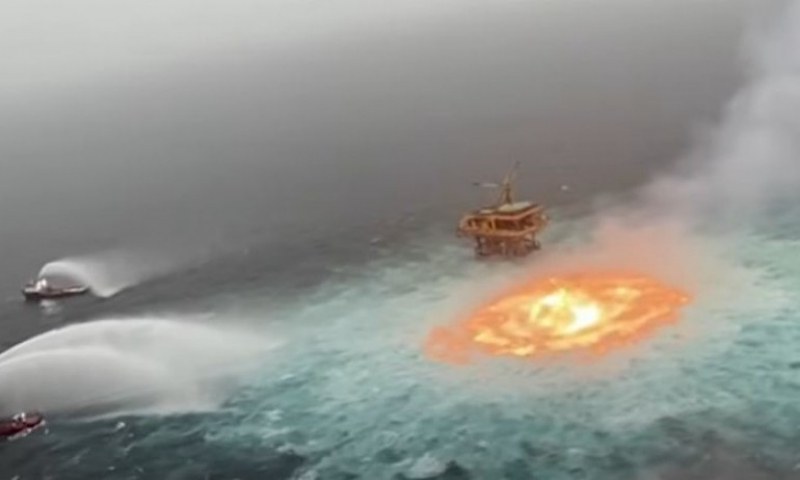 Океан в пламъци! Подводен газопровод запали Мексиканския залив ВИДЕО
