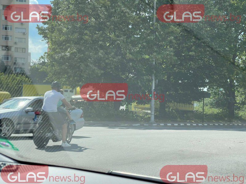 Опасно! Безразсъден моторист вози малко дете без каска в Асеновград! СНИМКИ
