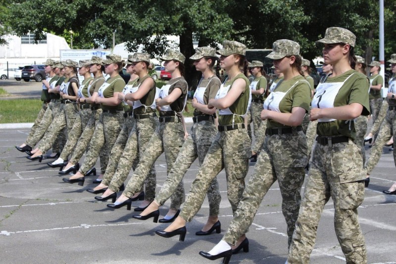 Женски марш на токчета! Сексистки скандал се развихри в Украйна