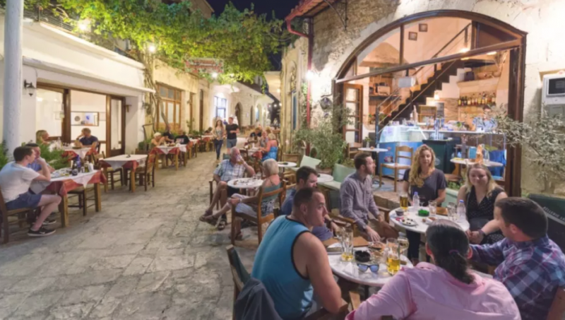 Гърция връща някои ковид ограничения за ресторанти и барове