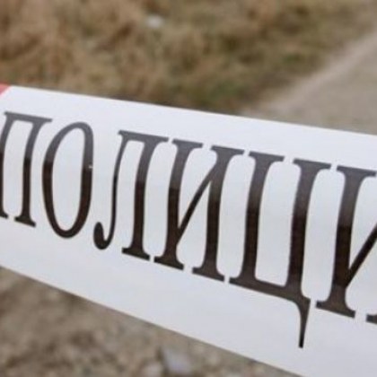 Откриха силно разложен труп на мъж в апартамент, събирали го с лопата