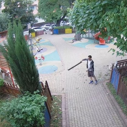 Щрак вандал на ВИДЕО – троши детска площадка до Старата поща в Бургас