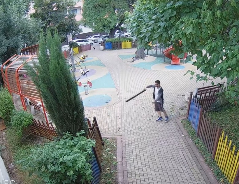 Щрак вандал на ВИДЕО – троши детска площадка до Старата поща в Бургас
