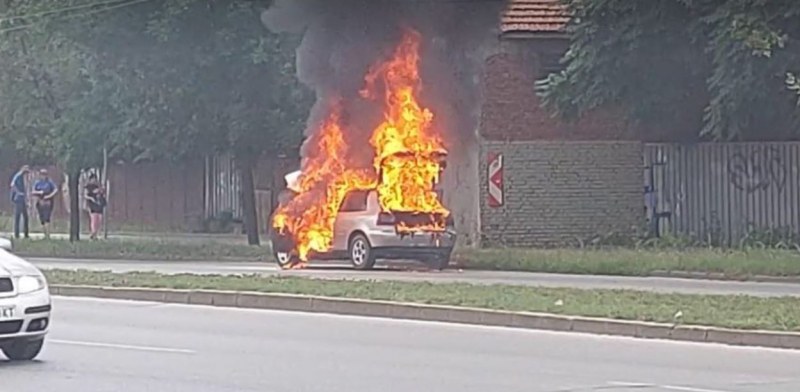 Ауди се запали на булевард в Пловдив СНИМКИ