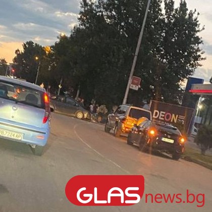 На Кукленско в Пловдив хвърчат гуми, три автомобила се удариха СНИМКИ